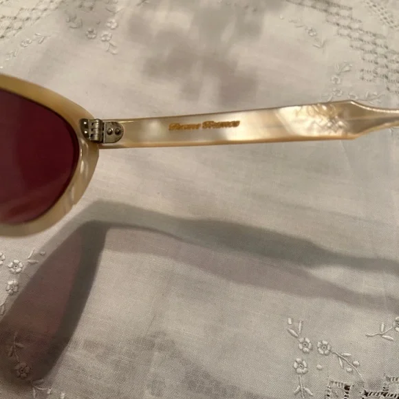 1950s mimics mother of pearl Cat-Eye Sunglasses with Red Lenses - Picture 8 of 9